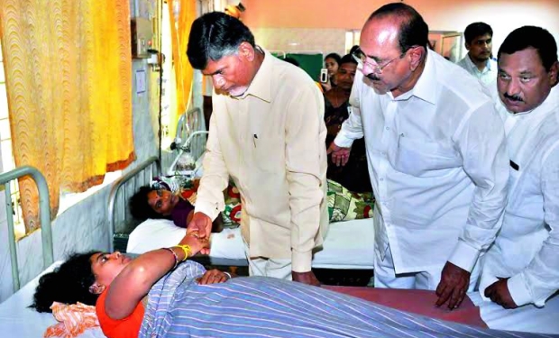AP CM Chandrababu Naidu consoling stampede victims in Rajahmundry (Photo: DC) AP CM Chandrababu Naidu consoling stampede victims in Rajahmundry (Photo: DC)